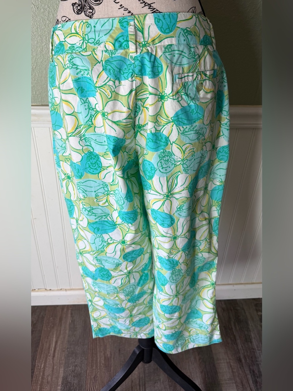 Lilly Pulitzer Cropped Pants in Aqua & Green Tropical Print - Picture 4 of 7